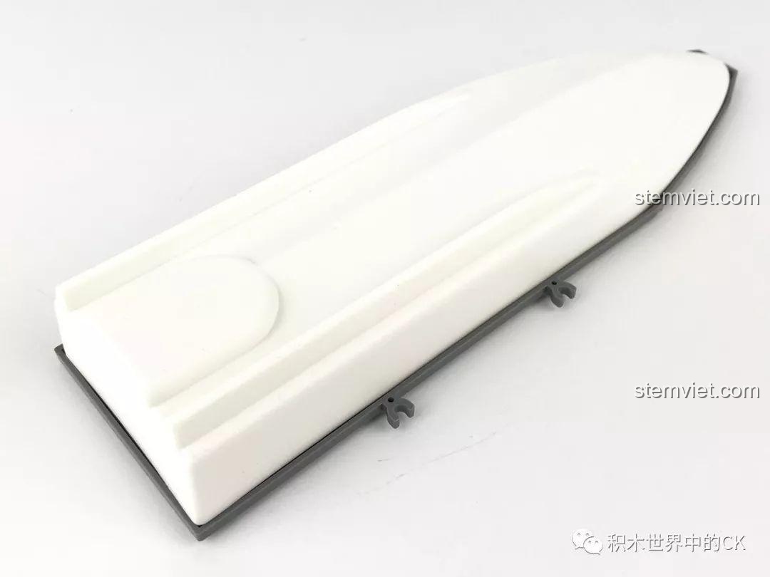 Mặt đáy của thân tàu cứu hộ SEMBO SD9551, thiết kế phẳng để có thể nổi trên mặt nước.