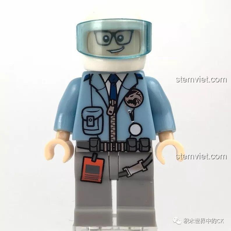 Minifigure Anh Kiệt từ bộ Tàu Tuần Tra Cảnh Sát SD9796, với kính bảo hộ và trang phục cảnh sát.