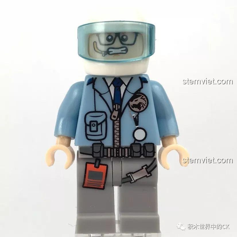 Mặt sau của minifigure Anh Kiệt, thể hiện biểu cảm lo lắng và chi tiết trang phục cảnh sát.