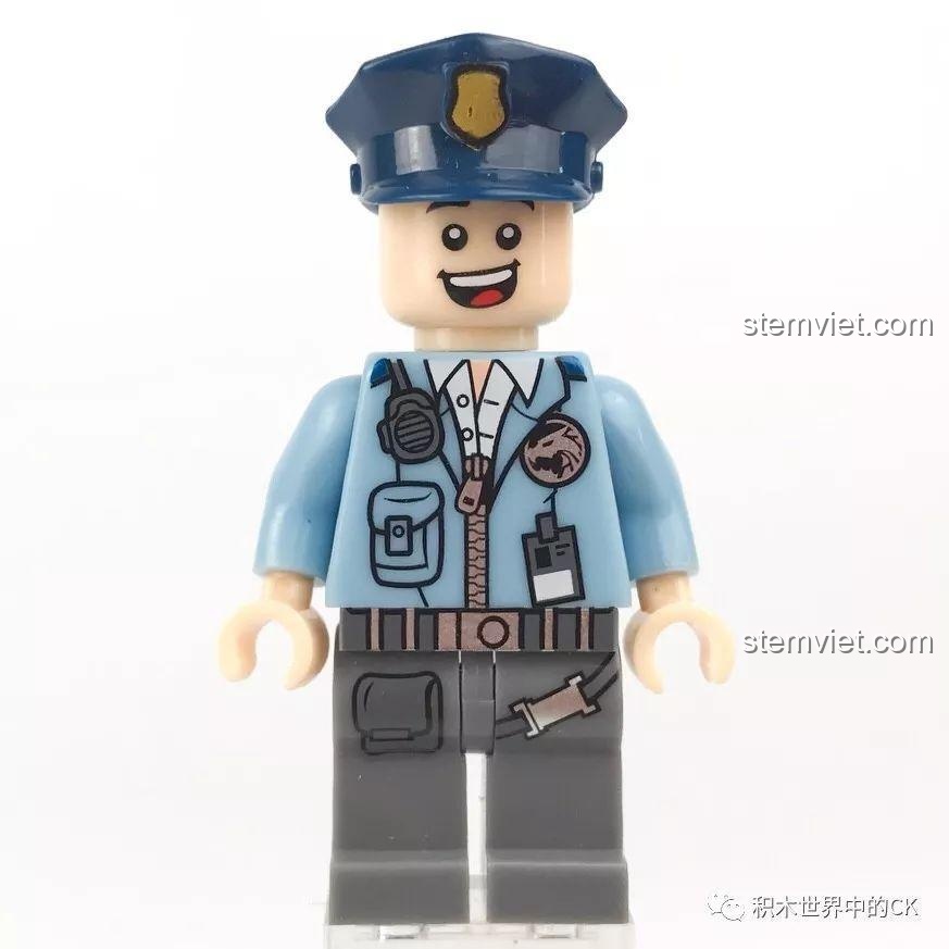 Minifigure Bác Văn từ bộ Tàu Tuần Tra Cảnh Sát SD9796, với mũ cảnh sát và biểu cảm vui vẻ.
