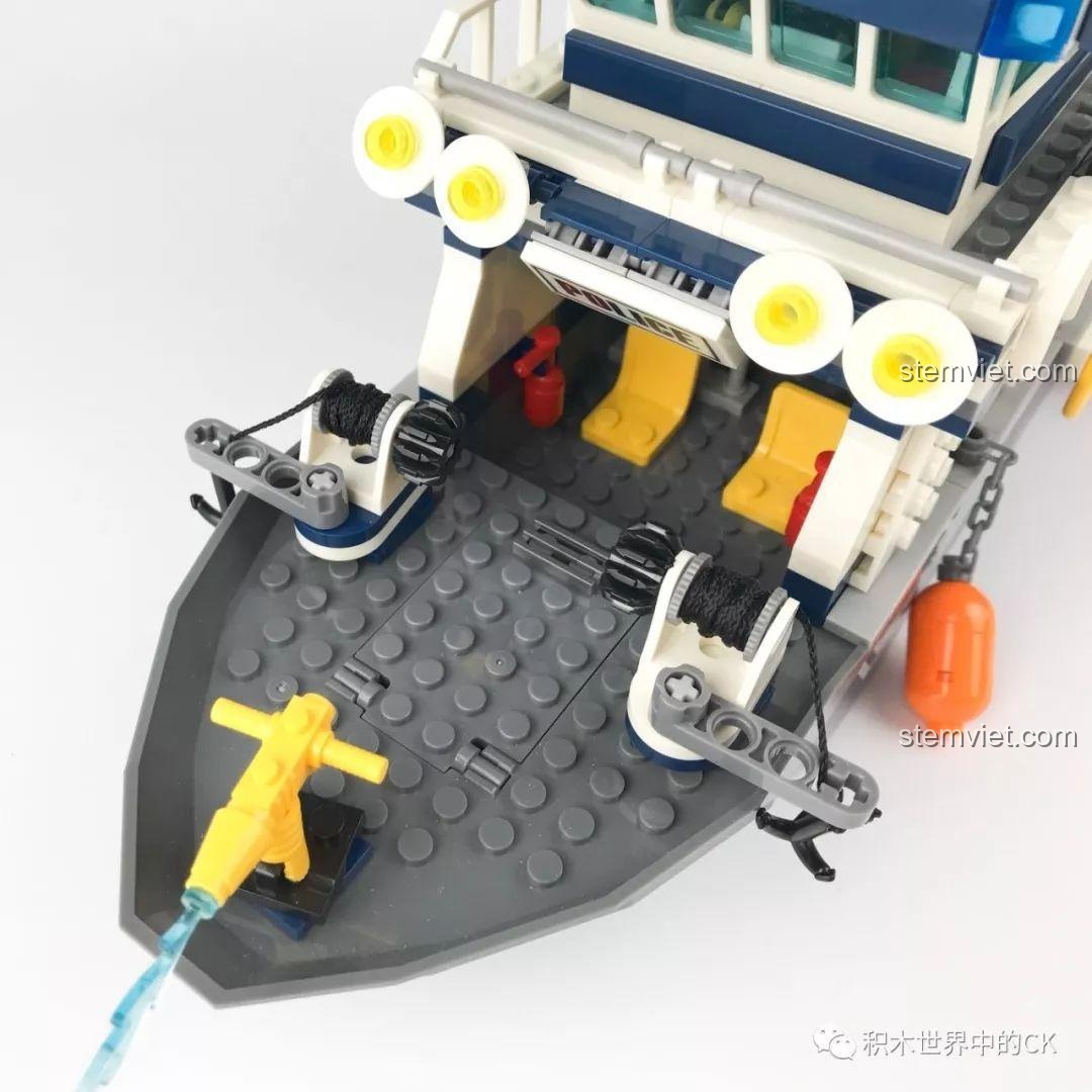 Chi tiết bên hông Tàu Tuần Tra Cảnh Sát SD9796 với logo 'POLICE' và phao cứu sinh màu cam.