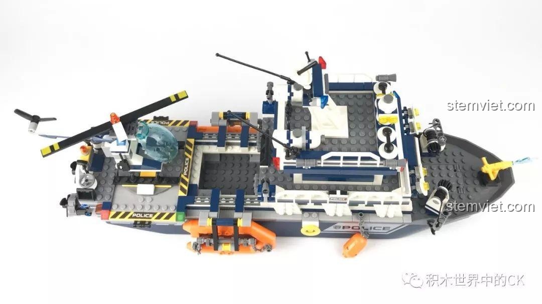 Chi tiết boong tàu phía trước của Tàu Tuần Tra Cảnh Sát SD9796, với súng nước và các móc câu.