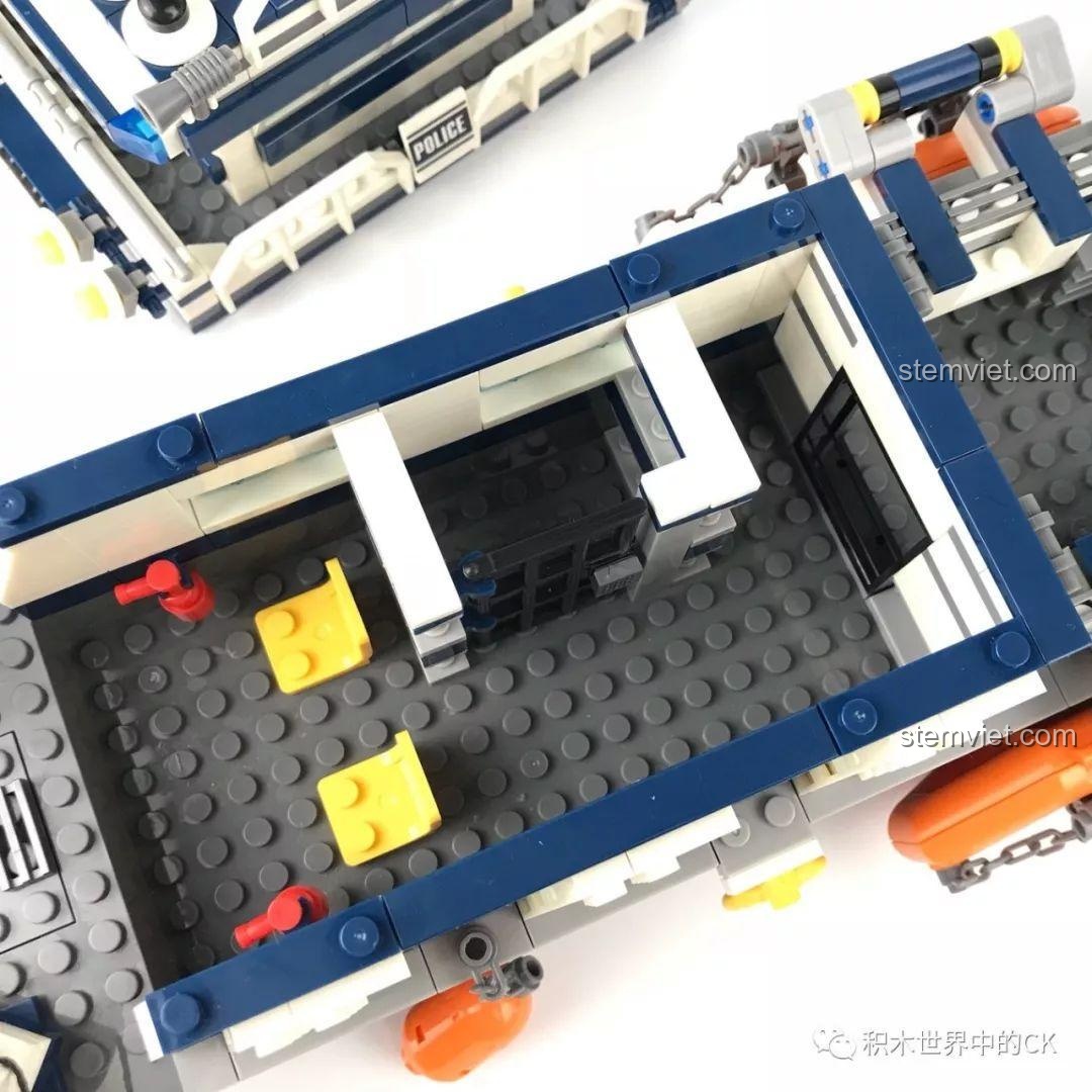 Thiết kế bên ngoài buồng lái của Tàu Tuần Tra Cảnh Sát SD9796, với nhiều cửa sổ và đèn.