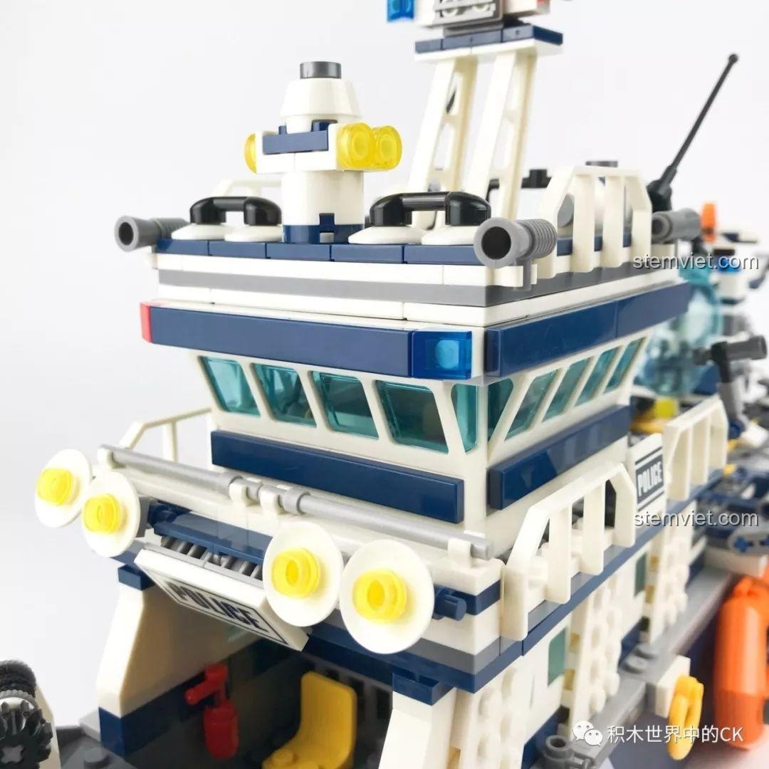 Góc nhìn khác của buồng lái Tàu Tuần Tra Cảnh Sát SD9796, với anten và đèn tín hiệu.