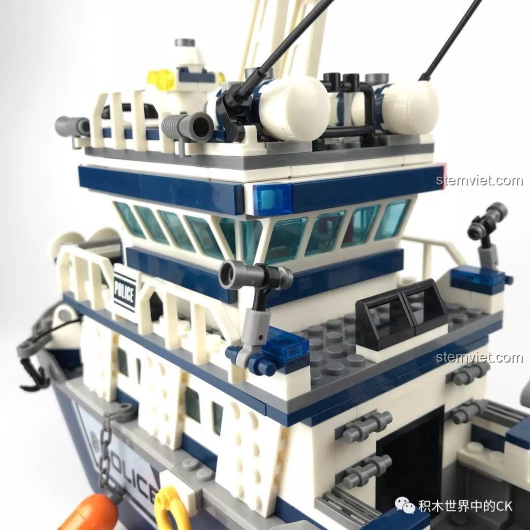 Nội thất buồng lái của Tàu Tuần Tra Cảnh Sát SD9796, với ghế ngồi, vô lăng và bảng điều khiển.