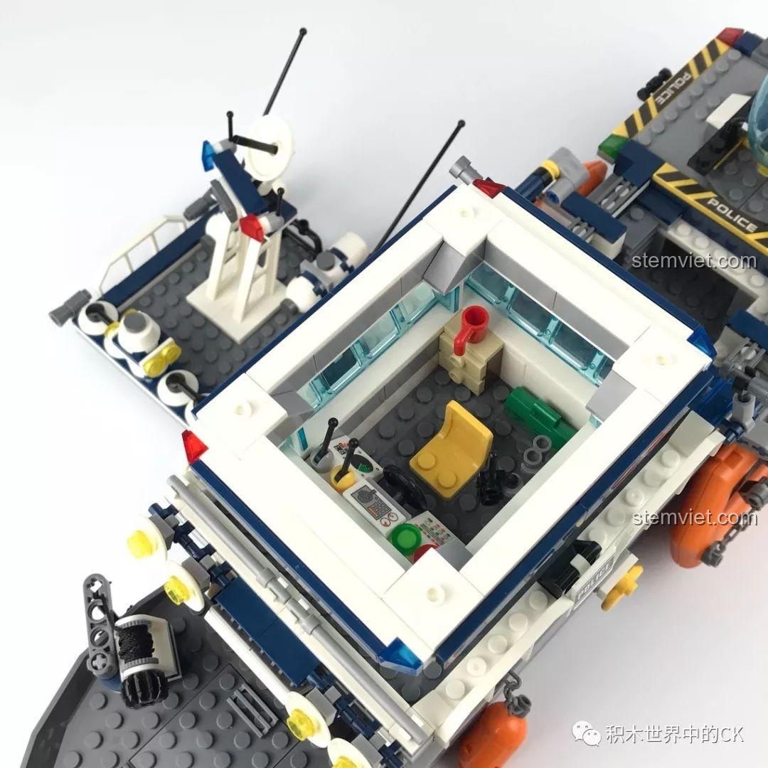 Cận cảnh bảng điều khiển bên trong buồng lái của Tàu Tuần Tra Cảnh Sát SD9796, với các nút bấm và màn hình.