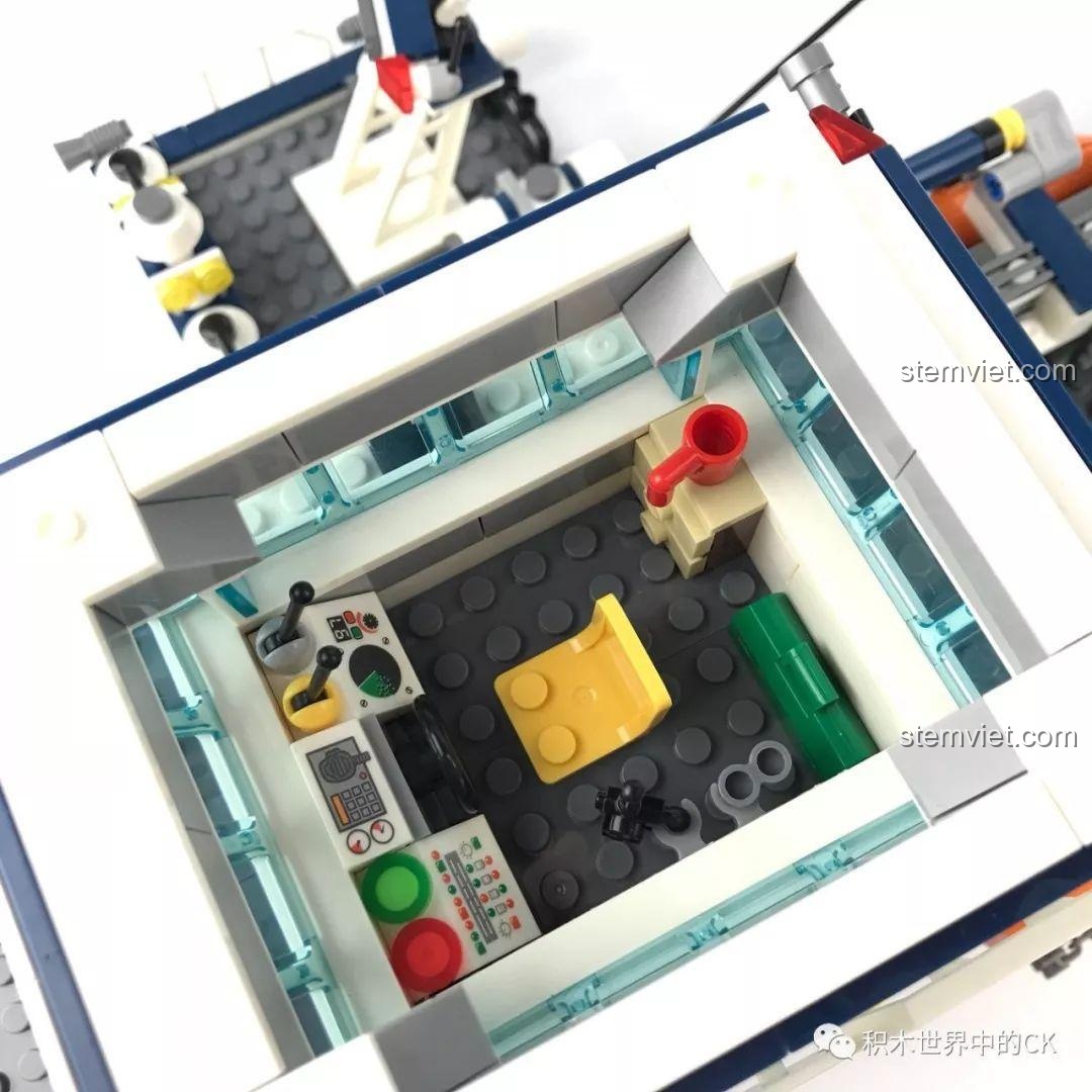 Cận cảnh vô lăng và cần điều khiển bên trong buồng lái của Tàu Tuần Tra Cảnh Sát SD9796.