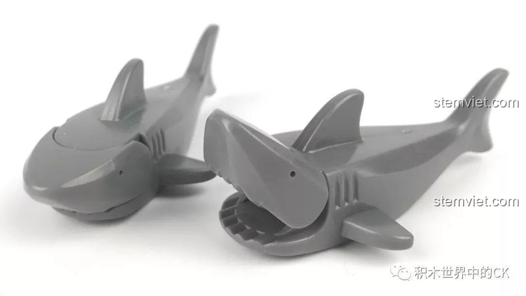 Hai mô hình cá mập màu xám với miệng mở, từ bộ Tàu Tuần Tra Cảnh Sát SD9796.