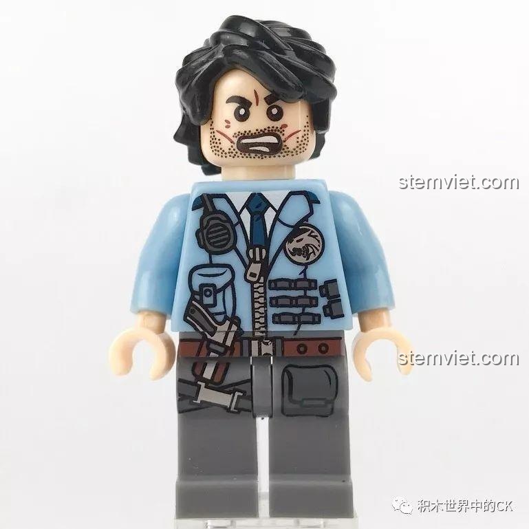 Mặt sau của minifigure Đại Quân, thể hiện biểu cảm khác và chi tiết trang phục cảnh sát.