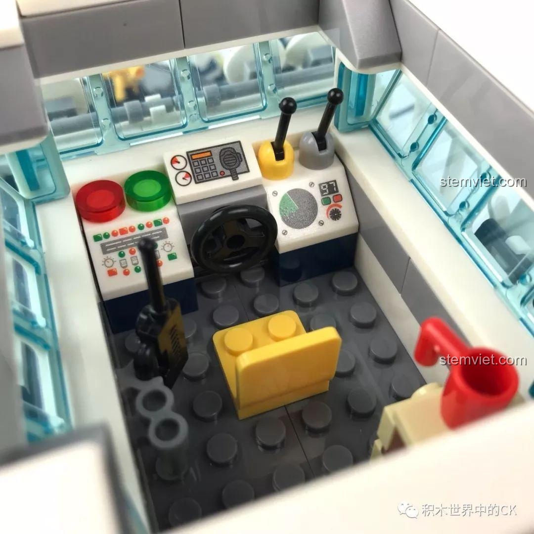 Chi tiết đỉnh buồng lái của Tàu Tuần Tra Cảnh Sát SD9796, với anten và đèn báo hiệu.