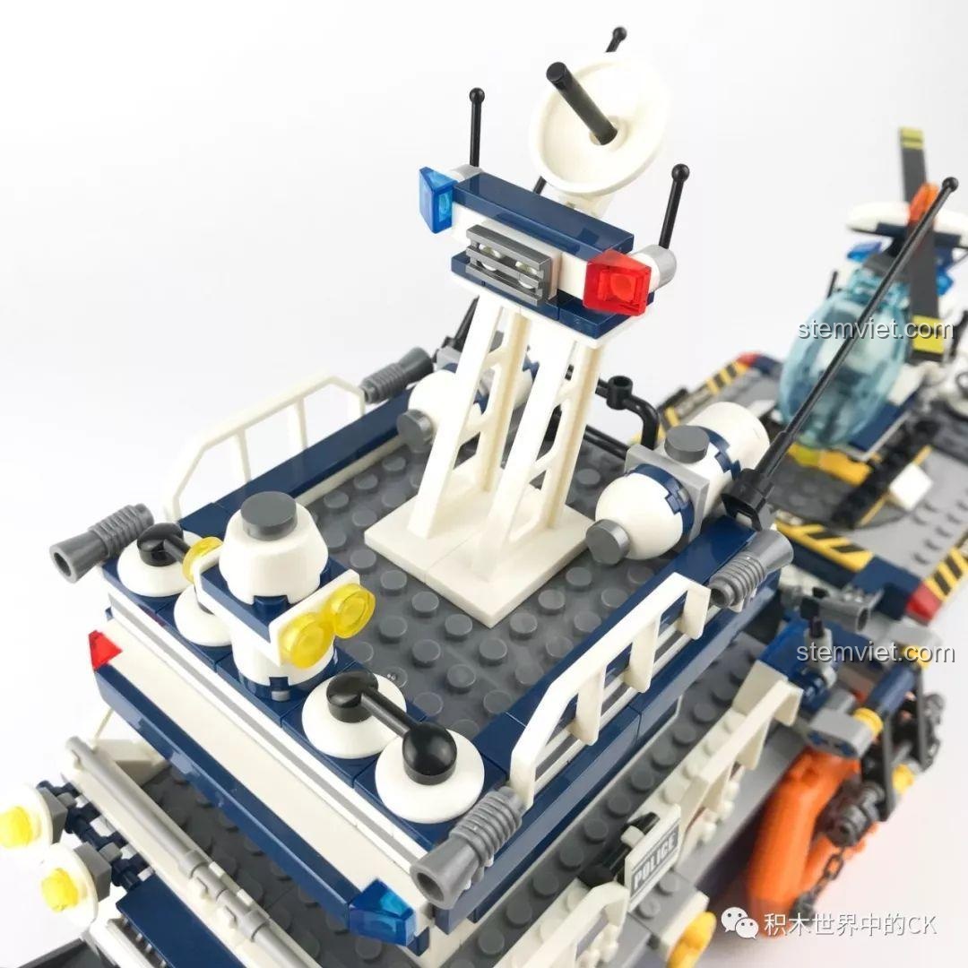 Góc nhìn khác của đỉnh buồng lái Tàu Tuần Tra Cảnh Sát SD9796, thể hiện các chi tiết nhỏ như loa và đèn.