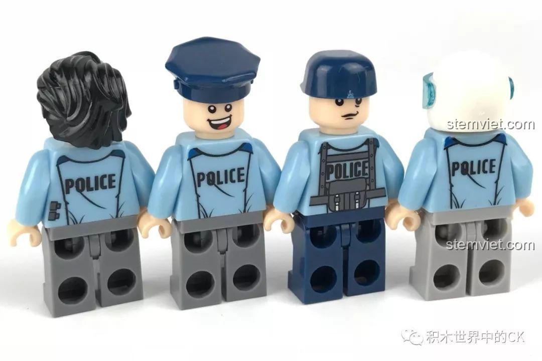 Bốn minifigure cảnh sát từ bộ Tàu Tuần Tra Cảnh Sát SD9796 nhìn từ phía sau, với logo 'POLICE' trên lưng.