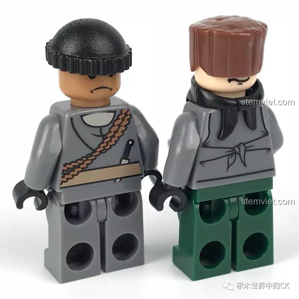 Hai minifigure phản diện, Kẻ Cướp và Kẻ Trộm, nhìn từ phía sau, thể hiện chi tiết trang phục.