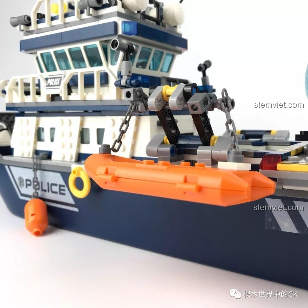 Chi tiết động cơ phản lực phía sau Tàu Tuần Tra Cảnh Sát SD9796, với cánh quạt màu đen.