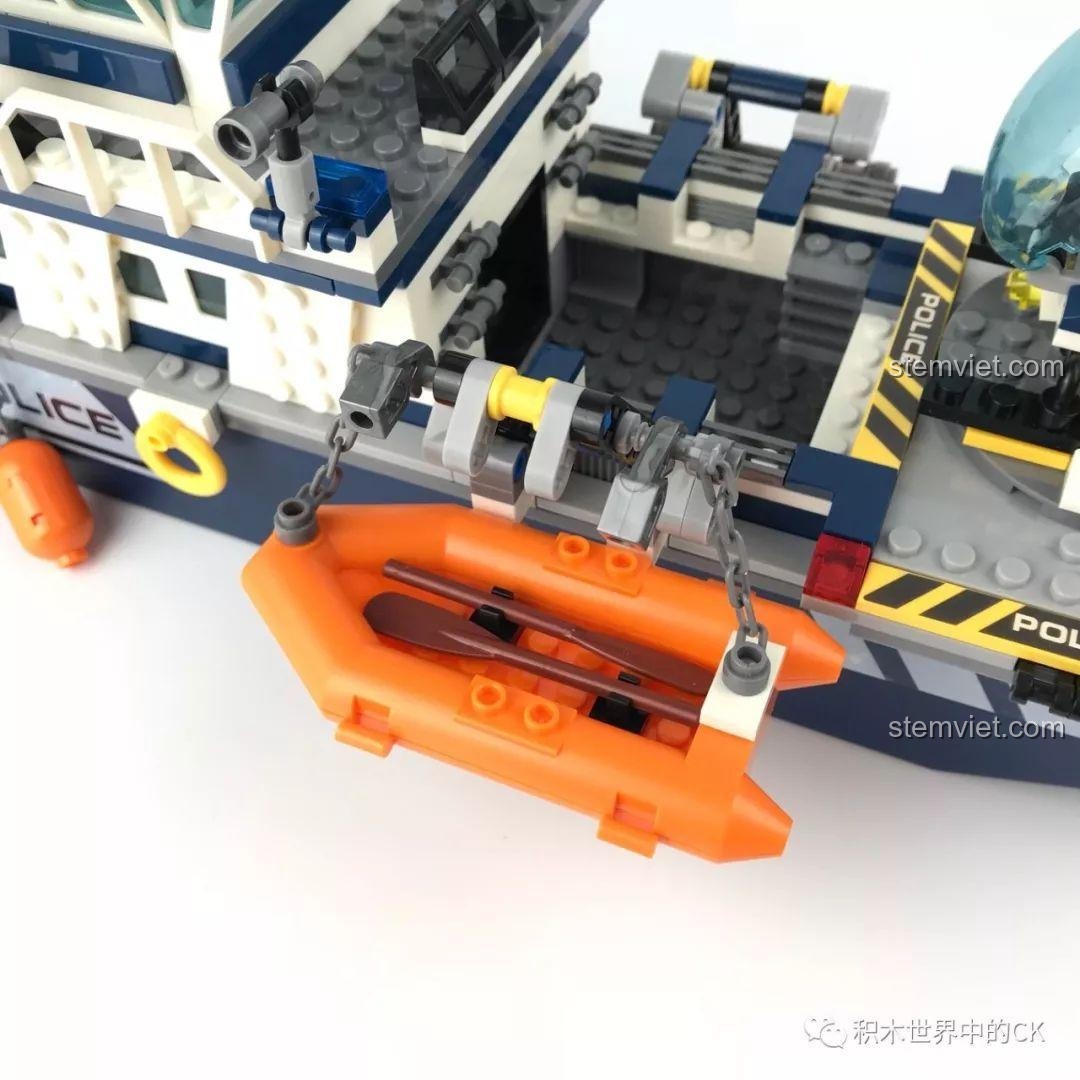 Cận cảnh động cơ phản lực phía sau Tàu Tuần Tra Cảnh Sát SD9796, cho thấy chi tiết các mảnh ghép.