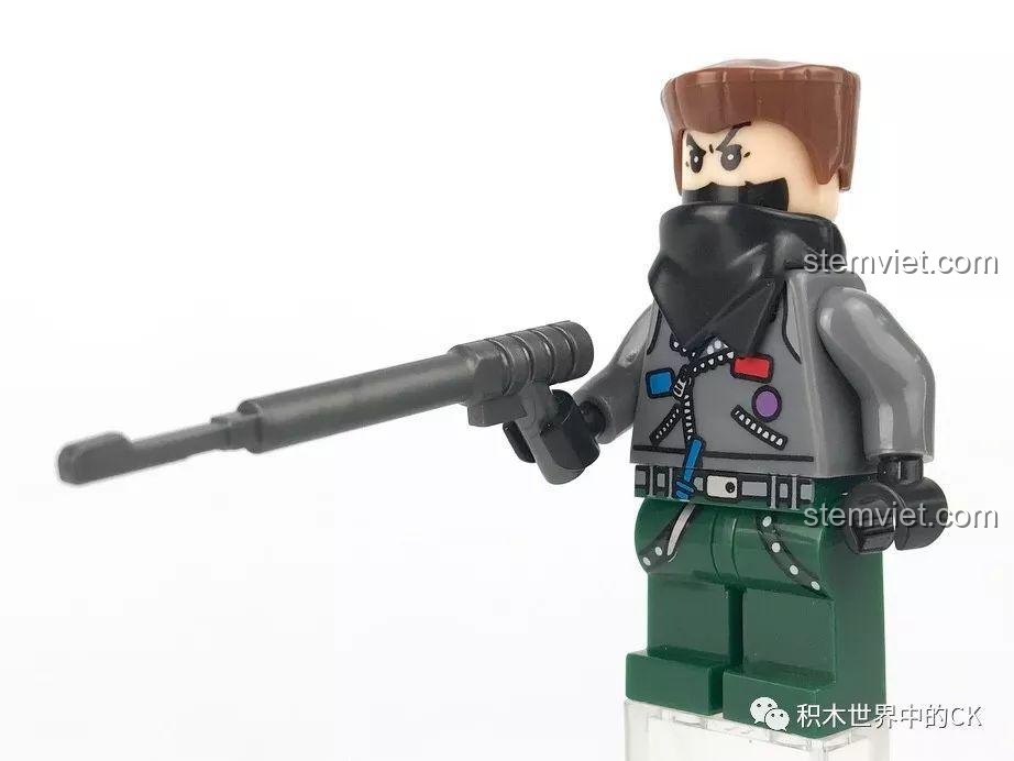 Minifigure Kẻ Cướp cầm súng, sẵn sàng đối đầu với cảnh sát trong bộ Tàu Tuần Tra Cảnh Sát SD9796.