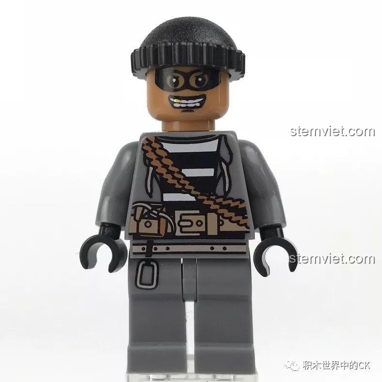 Minifigure Kẻ Trộm từ bộ Tàu Tuần Tra Cảnh Sát SD9796, với mũ len và biểu cảm gian xảo.