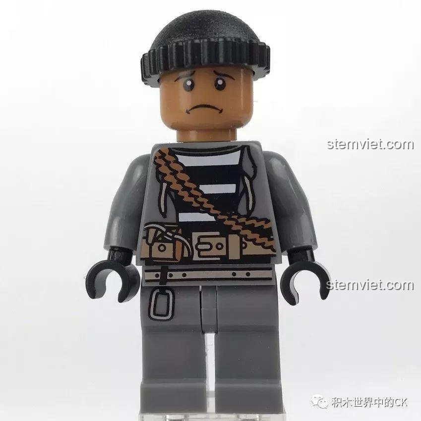 Mặt sau của minifigure Kẻ Trộm, thể hiện biểu cảm buồn bã và chi tiết trang phục tội phạm.