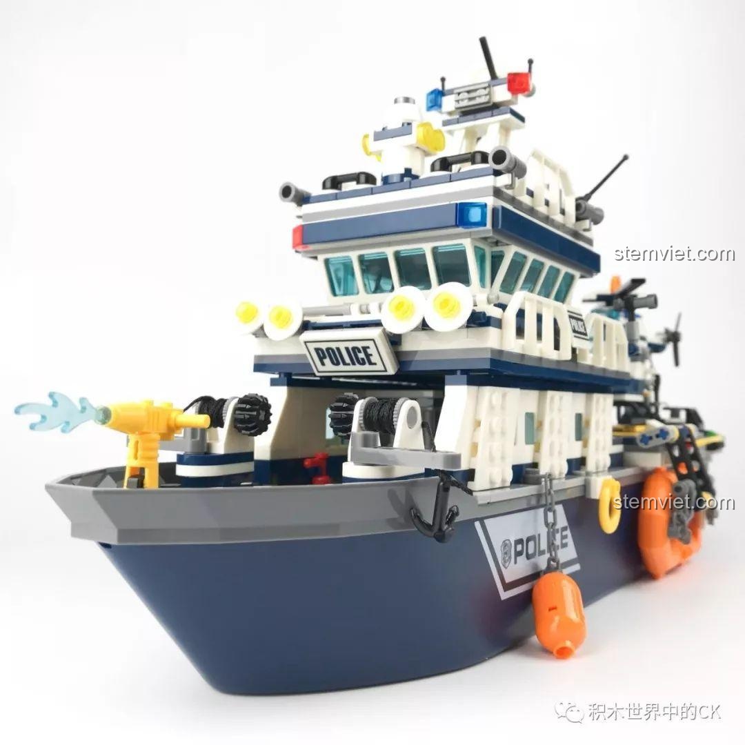 Khoang chứa bí mật dưới boong tàu phía trước của Tàu Tuần Tra Cảnh Sát SD9796, có thể mở ra.