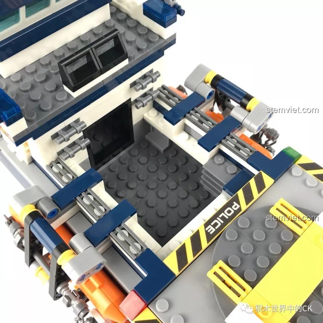 Nội thất khoang thuyền của Tàu Tuần Tra Cảnh Sát SD9796, với nhà tù nhỏ và hai ghế ngồi.