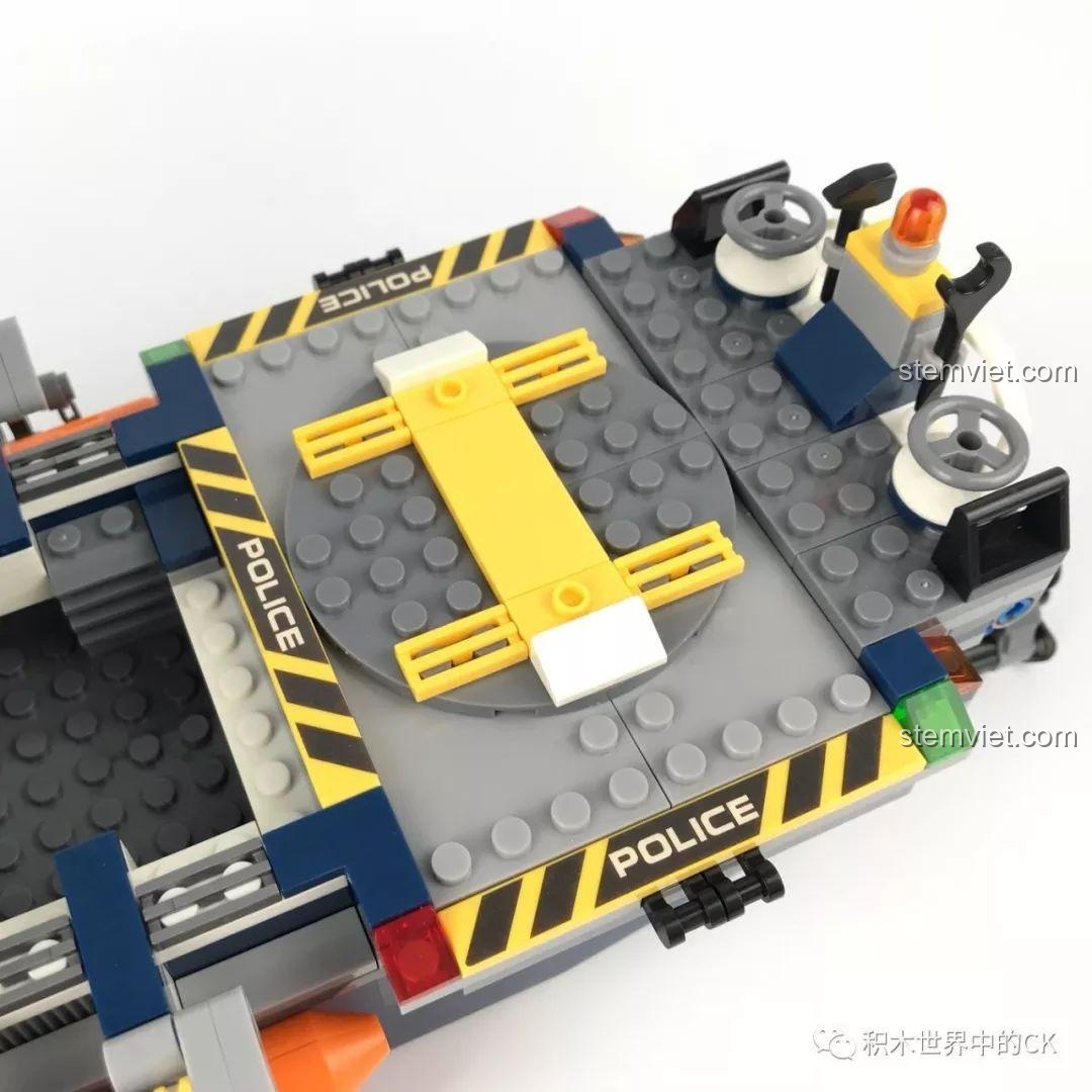 Lối vào khoang thuyền từ phía sau Tàu Tuần Tra Cảnh Sát SD9796, với các chi tiết cầu thang.