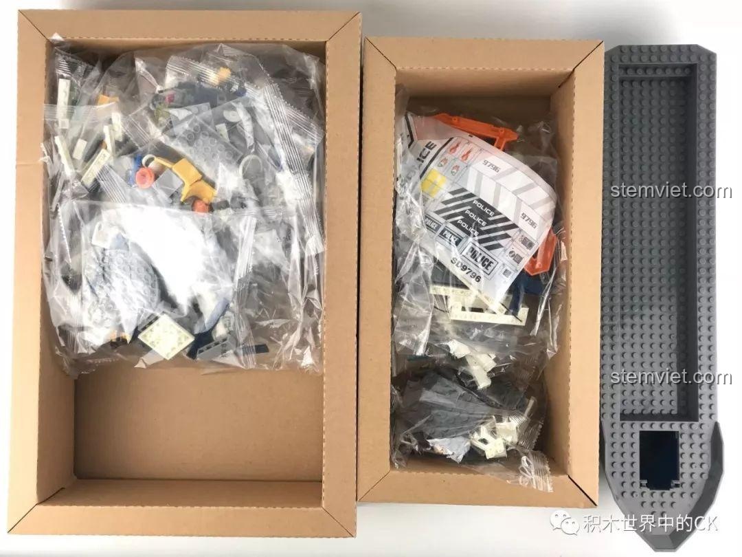 Các túi mảnh ghép của bộ lắp ráp Tàu Tuần Tra Cảnh Sát SD9796 được sắp xếp gọn gàng trong hộp carton.