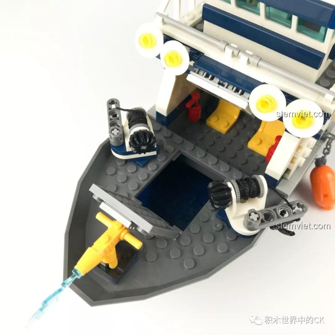 Hệ thống nâng hạ thuyền cứu hộ bên hông Tàu Tuần Tra Cảnh Sát SD9796, với chiếc thuyền màu cam.