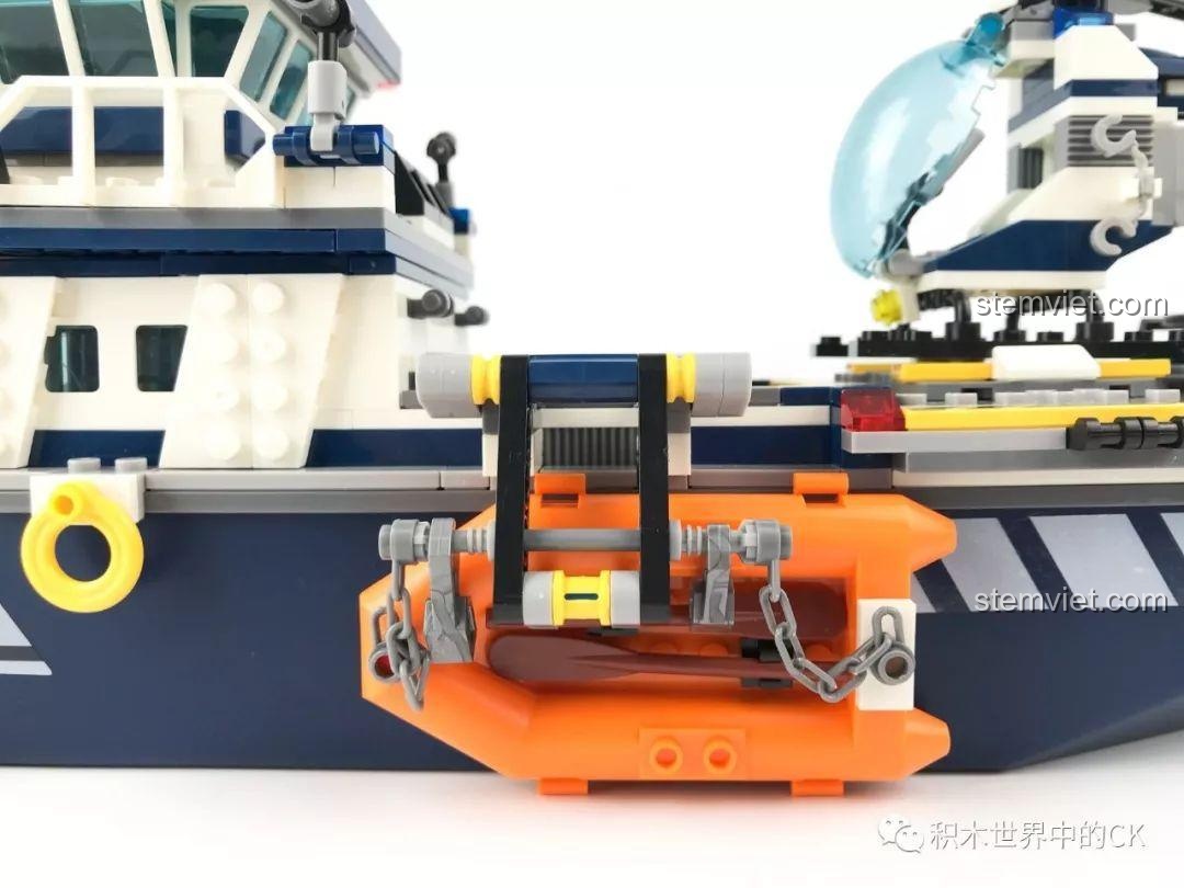 Thuyền cứu hộ màu cam được hạ xuống thấp bằng hệ thống nâng hạ trên Tàu Tuần Tra Cảnh Sát SD9796.