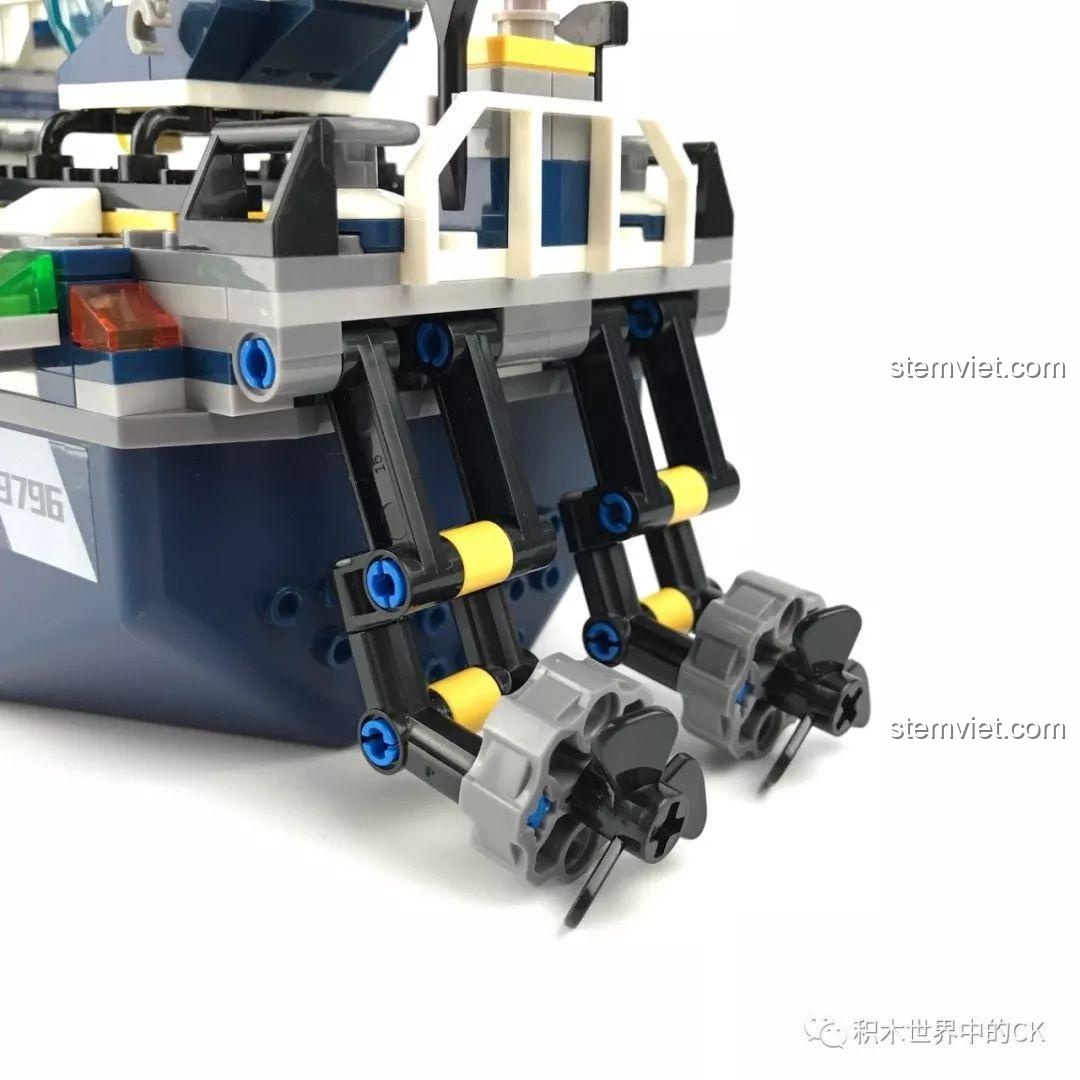 Sân đỗ trực thăng phía sau Tàu Tuần Tra Cảnh Sát SD9796, với trực thăng mini màu xanh.