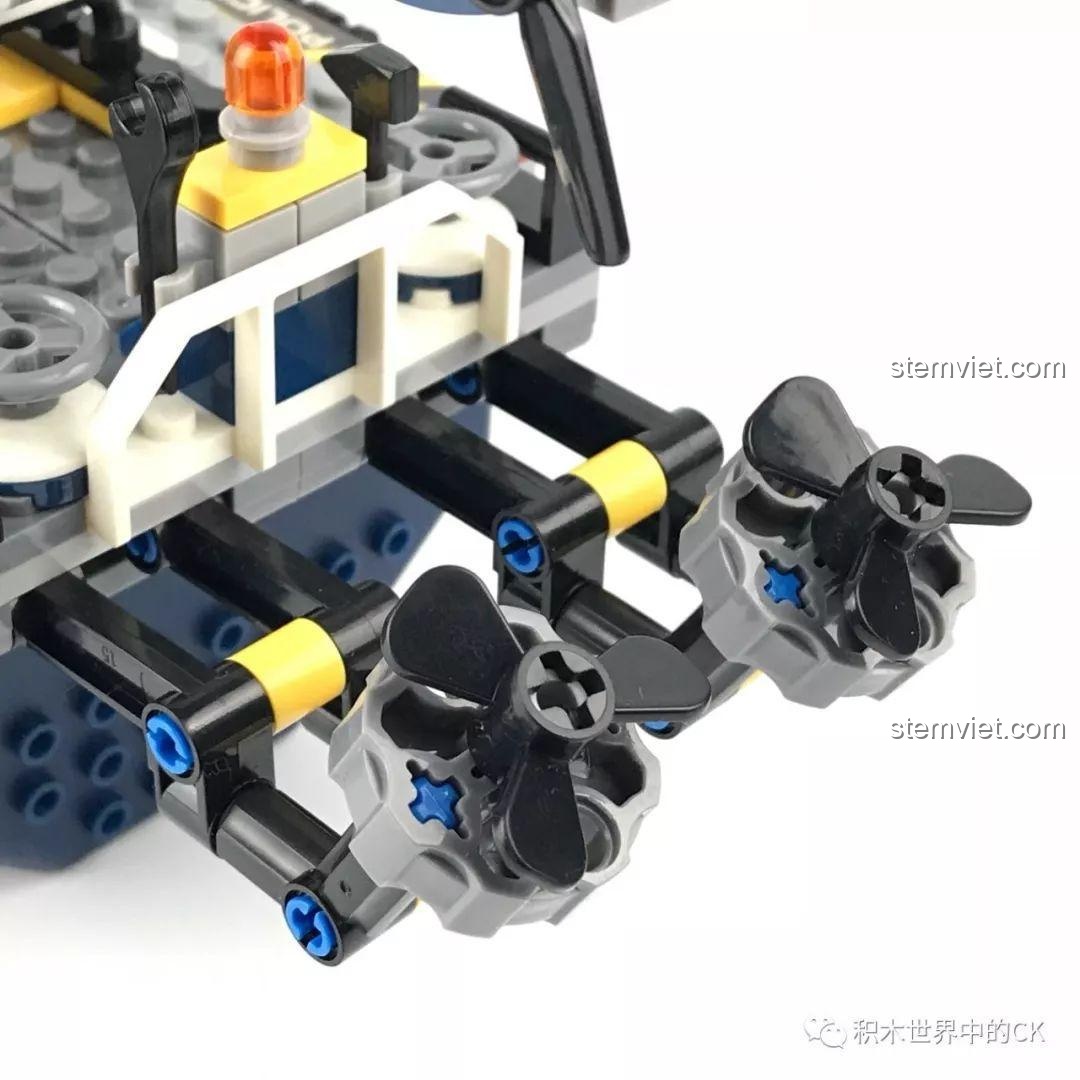 Sân đỗ trực thăng trên Tàu Tuần Tra Cảnh Sát SD9796 có thể mở ra, lộ ra khoang chứa bên dưới.