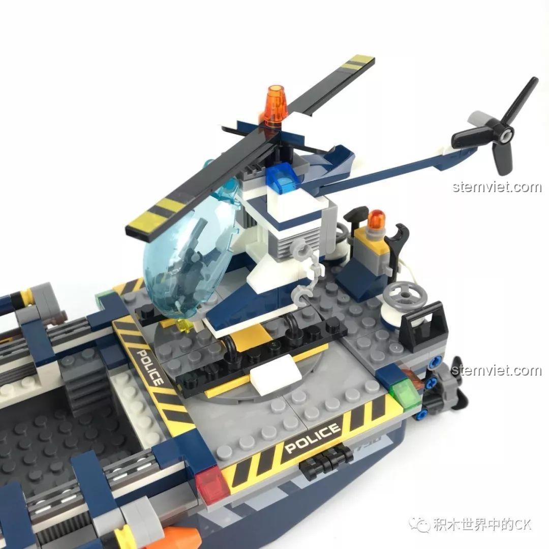 Khoang chứa rỗng bên dưới sân đỗ trực thăng của Tàu Tuần Tra Cảnh Sát SD9796 khi mở ra.