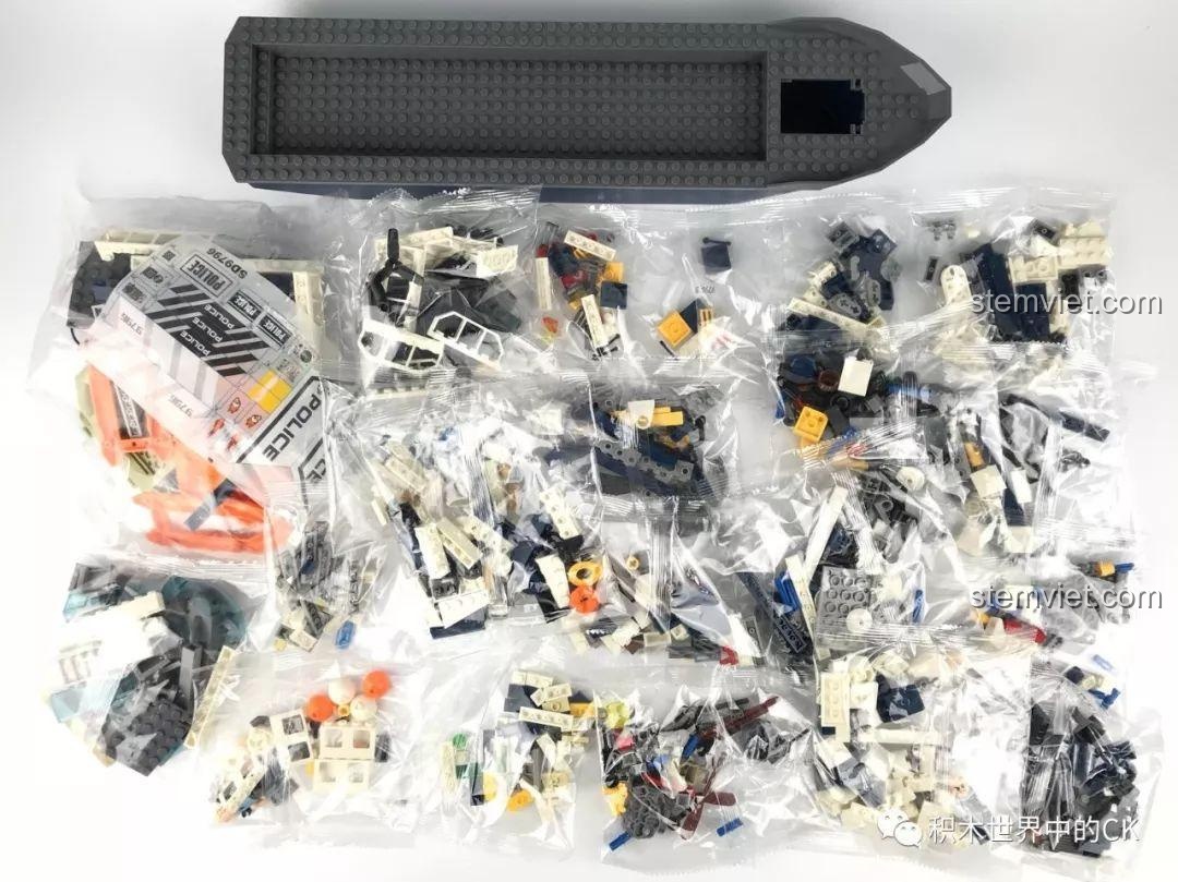 Tất cả các túi mảnh ghép và thân tàu nguyên khối của bộ Tàu Tuần Tra Cảnh Sát SD9796 được trải ra.