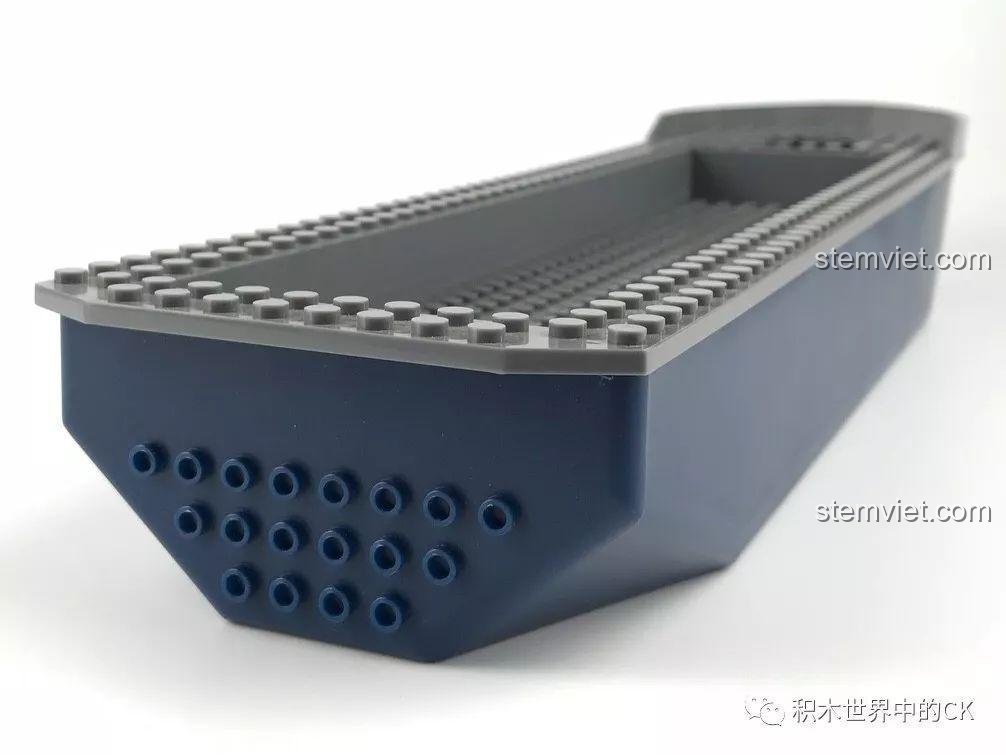 Thân tàu nguyên khối của bộ Tàu Tuần Tra Cảnh Sát SD9796, nhìn từ phía sau với các lỗ gắn chi tiết.