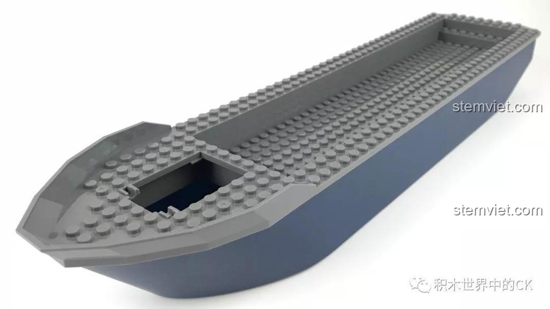 Thân tàu nguyên khối màu xanh đậm của bộ Tàu Tuần Tra Cảnh Sát SD9796, nhìn từ phía trước.