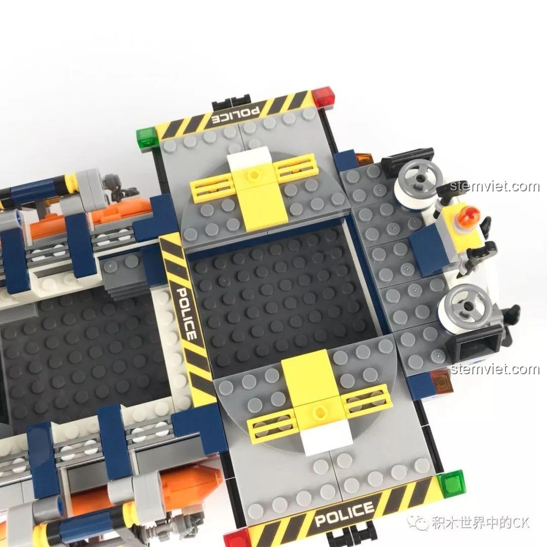 Mái che buồng lái của Tàu Tuần Tra Cảnh Sát SD9796 được tháo rời, lộ ra nội thất bên trong.