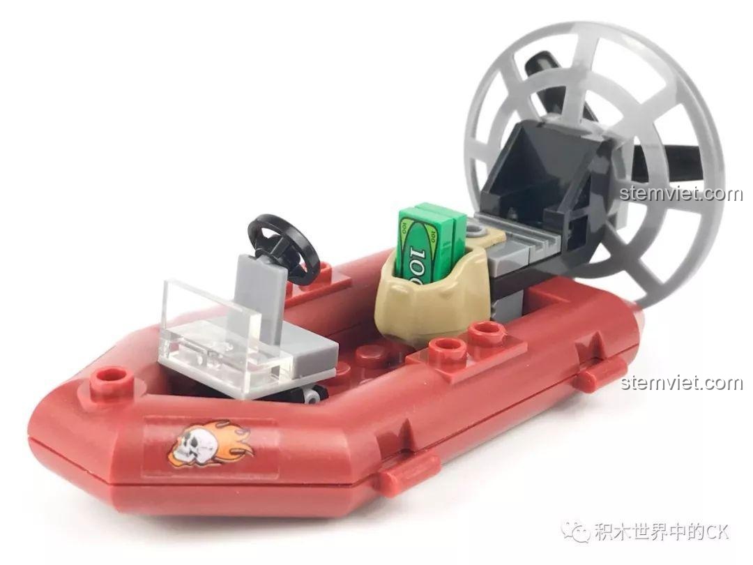 Thuyền cao tốc màu đỏ của phe tội phạm, có động cơ cánh quạt lớn và tiền, từ bộ Tàu Tuần Tra Cảnh Sát SD9796.