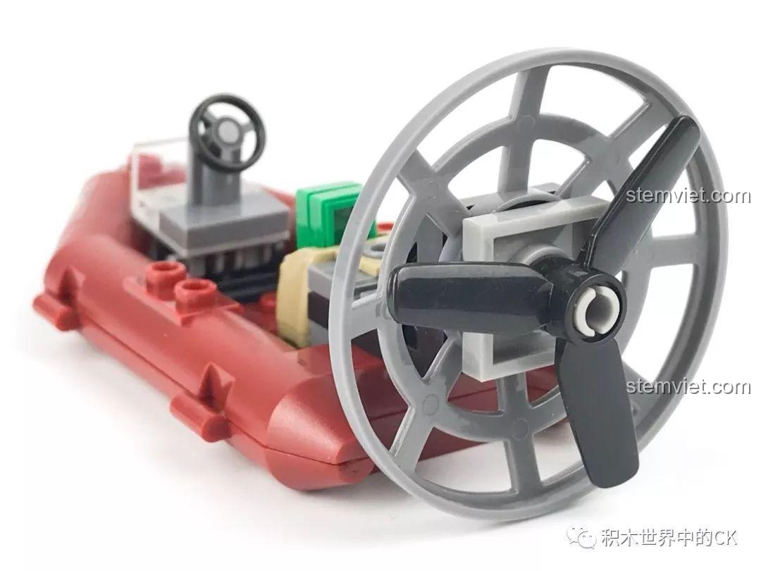 Góc nhìn phía sau của thuyền cao tốc màu đỏ, cho thấy động cơ cánh quạt và chi tiết thiết kế.