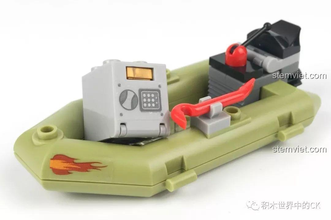 Thuyền cao su màu xanh lá cây của phe tội phạm, có két sắt và xà beng, từ bộ Tàu Tuần Tra Cảnh Sát SD9796.