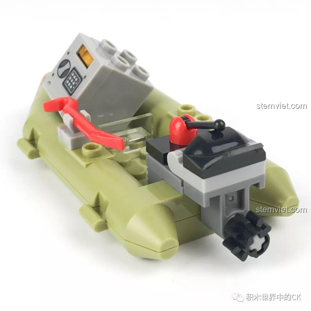 Góc nhìn phía sau của thuyền cao su xanh lá cây, cho thấy động cơ và các chi tiết khác.