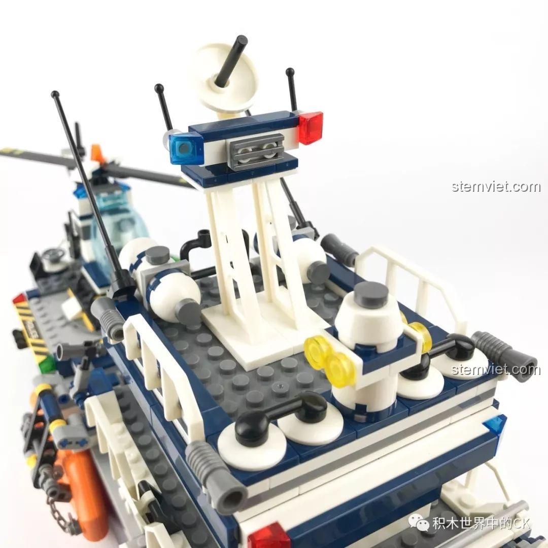 Toàn bộ bộ đồ chơi Tàu Tuần Tra Cảnh Sát SD9796 đã hoàn thành, với tàu, trực thăng, thuyền, cá mập và 6 minifigure.