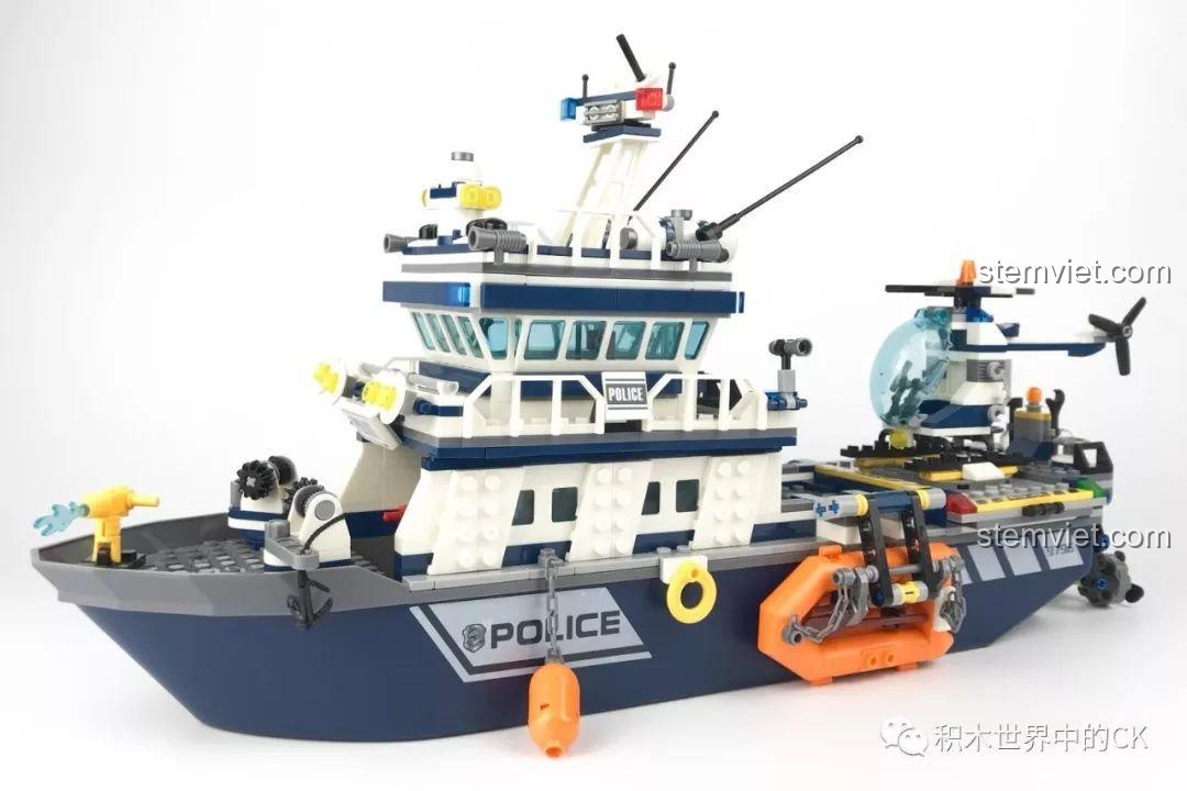 Mô hình Tàu Tuần Tra Cảnh Sát SD9796 đã hoàn thành, nhìn từ góc nghiêng, thể hiện toàn bộ cấu trúc.