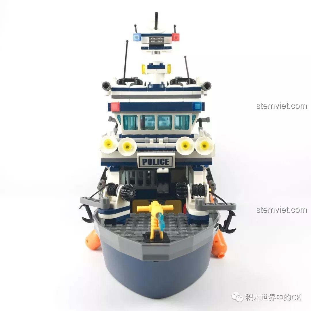 Mô hình Tàu Tuần Tra Cảnh Sát SD9796 nhìn từ phía trước, với các chi tiết boong tàu và buồng lái.