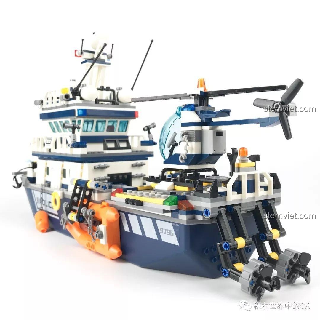 Mô hình Tàu Tuần Tra Cảnh Sát SD9796 nhìn từ phía sau, với sân đỗ trực thăng và động cơ.