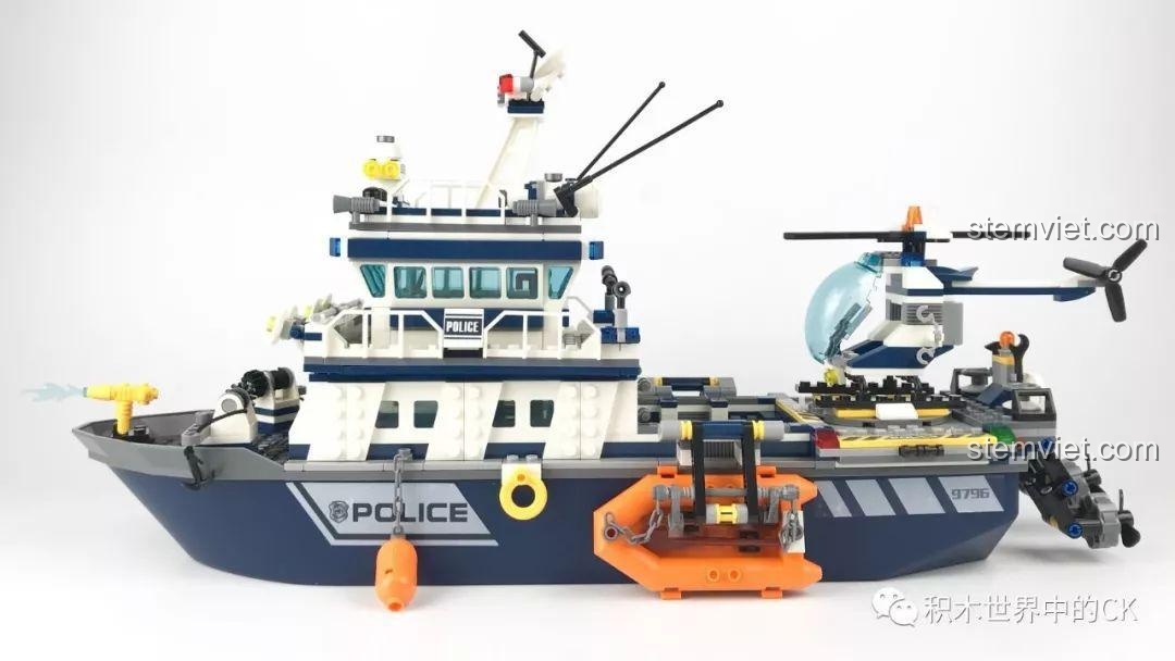 Mô hình Tàu Tuần Tra Cảnh Sát SD9796 nhìn từ bên hông, với các chi tiết như phao cứu sinh và thuyền cứu hộ.