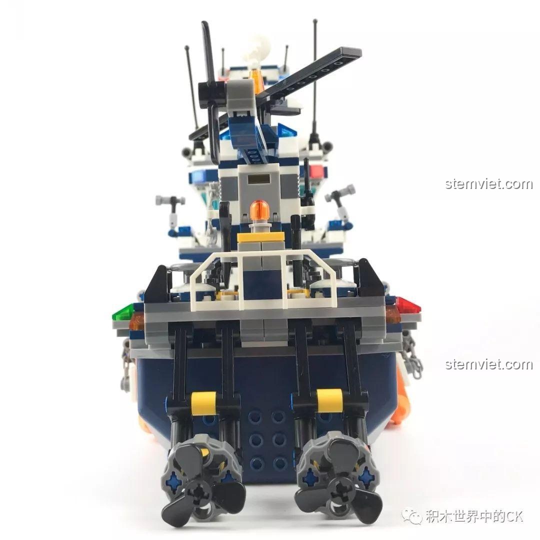 Mô hình Tàu Tuần Tra Cảnh Sát SD9796 nhìn trực diện từ phía sau, với hai động cơ lớn.