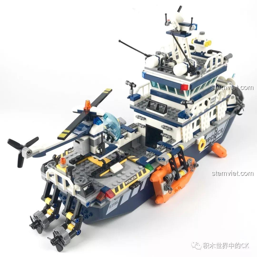 Mô hình Tàu Tuần Tra Cảnh Sát SD9796 nhìn từ góc cao, tổng quan về cấu trúc và các khu vực trên tàu.