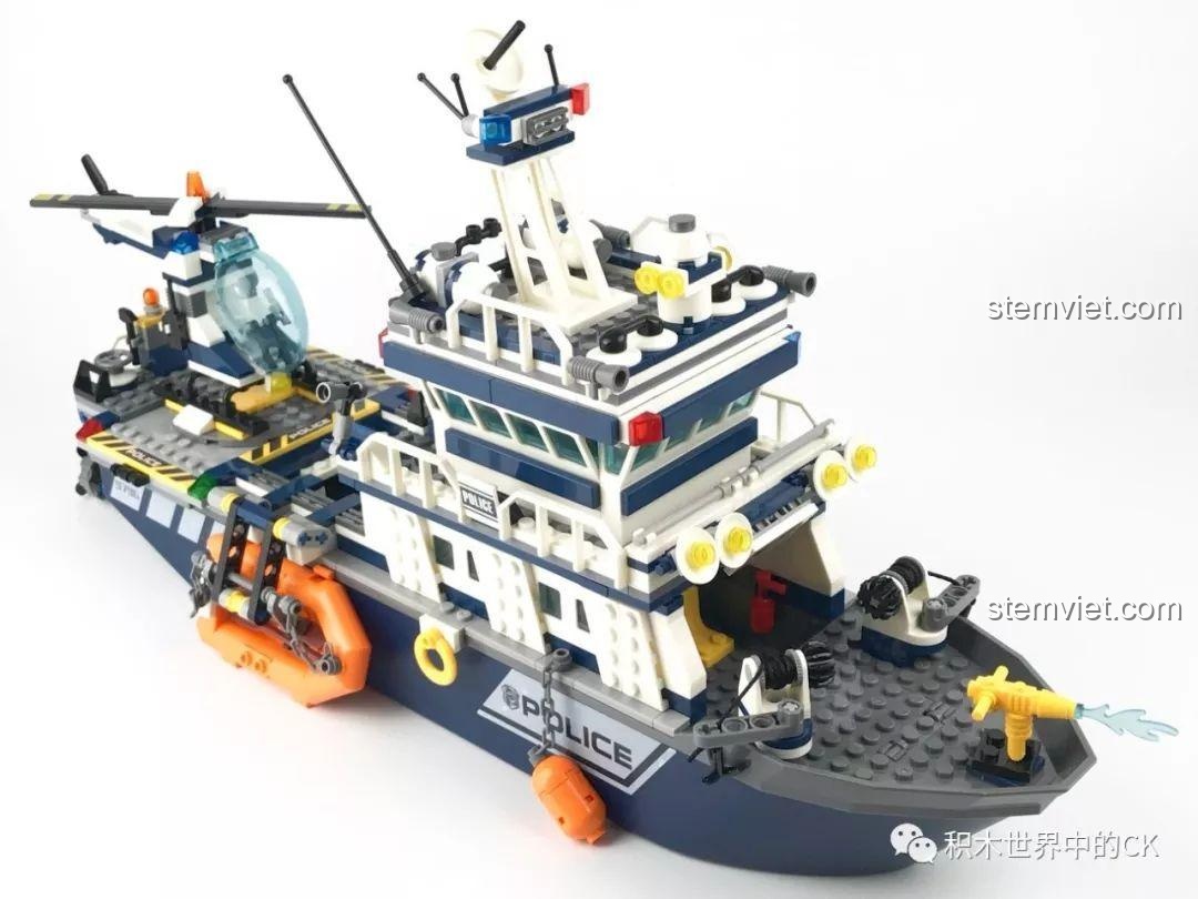 Mô hình Tàu Tuần Tra Cảnh Sát SD9796 nhìn từ góc nghiêng khác, thể hiện sự cân đối và chi tiết của tàu.