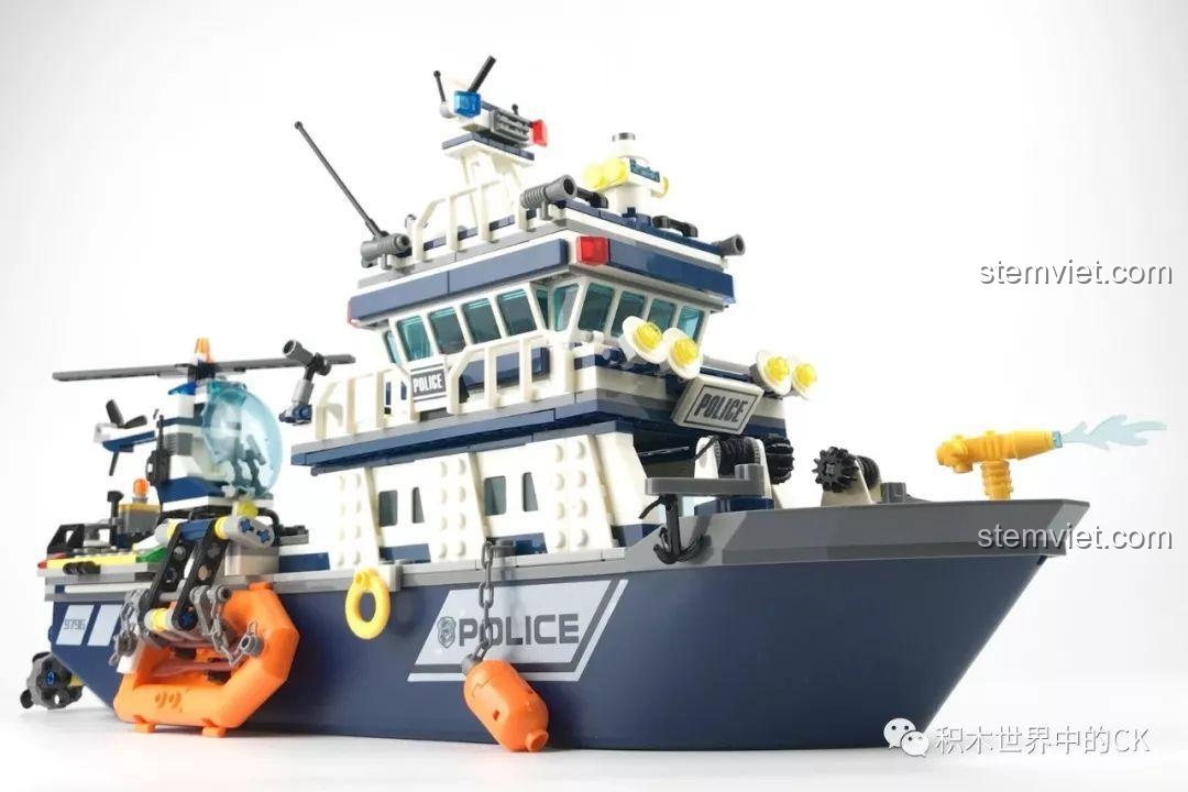 Mô hình Tàu Tuần Tra Cảnh Sát SD9796 nhìn từ trên xuống, thể hiện toàn bộ boong tàu và các khu vực chức năng.