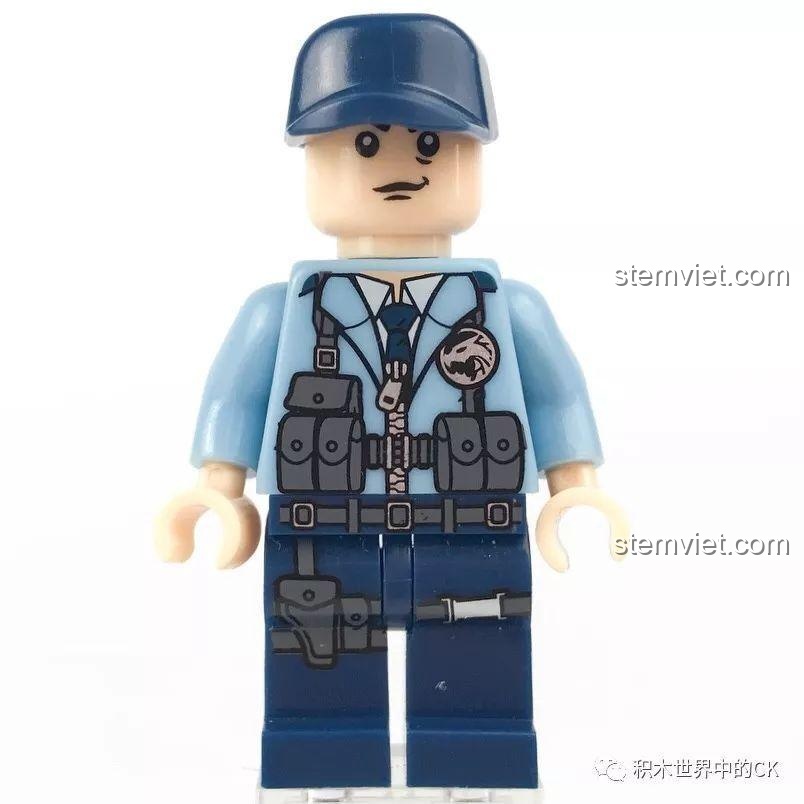 Minifigure Triệu Nghị từ bộ Tàu Tuần Tra Cảnh Sát SD9796, với mũ lưỡi trai và trang phục cảnh sát.