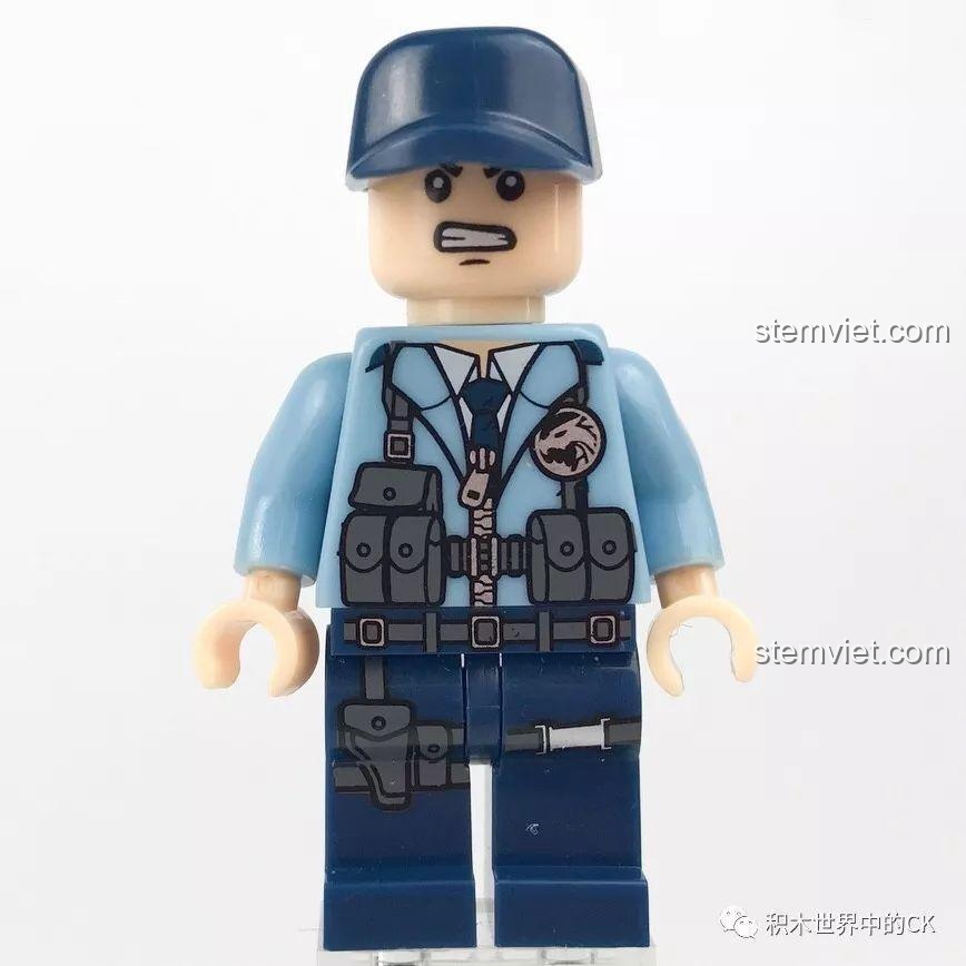 Mặt sau của minifigure Triệu Nghị, thể hiện biểu cảm bất ngờ và chi tiết trang phục cảnh sát.